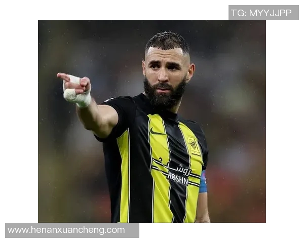 皇马在欧冠比赛中取得惊人胜利,梅开二度的本泽马成为球队英雄